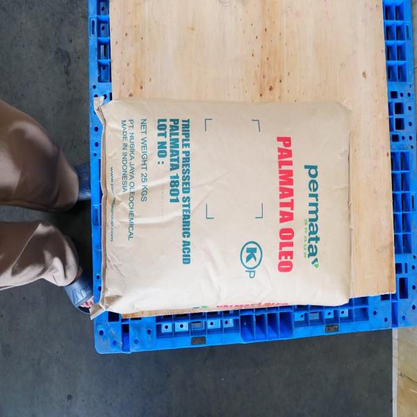 Lauric acid 99.0% (PERMATA HIJUA)  / Indonesia