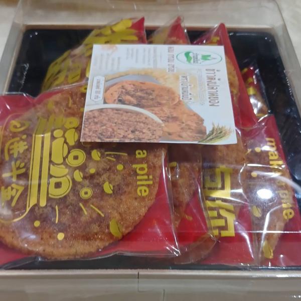 Rice cracker with flossy fish