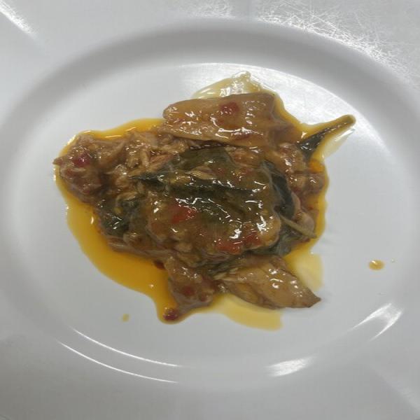 ผัดกะเพราปลาทูน่าแซ่บ (ตราแซ่บโบร๋)