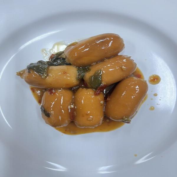 ผัดกะเพราไส้กรอกไก่แซ่บ (ตราแซ่บโบร๋)